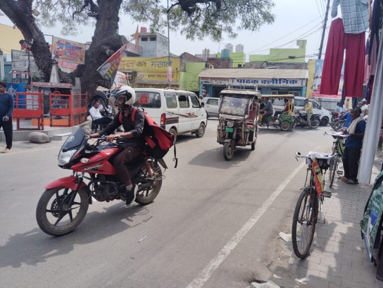 बिसौली के दबतोरी रोड चौराहे पर लगा जाम, पुलिस बनी रही मूकदर्शक खबर: