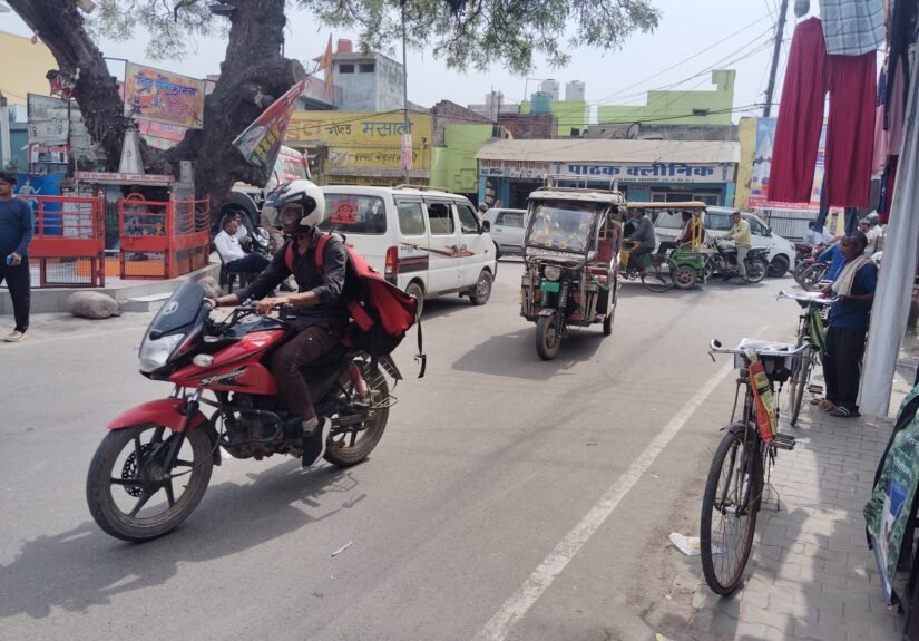 बिसौली के दबतोरी रोड चौराहे पर लगा जाम, पुलिस बनी रही मूकदर्शक खबर: