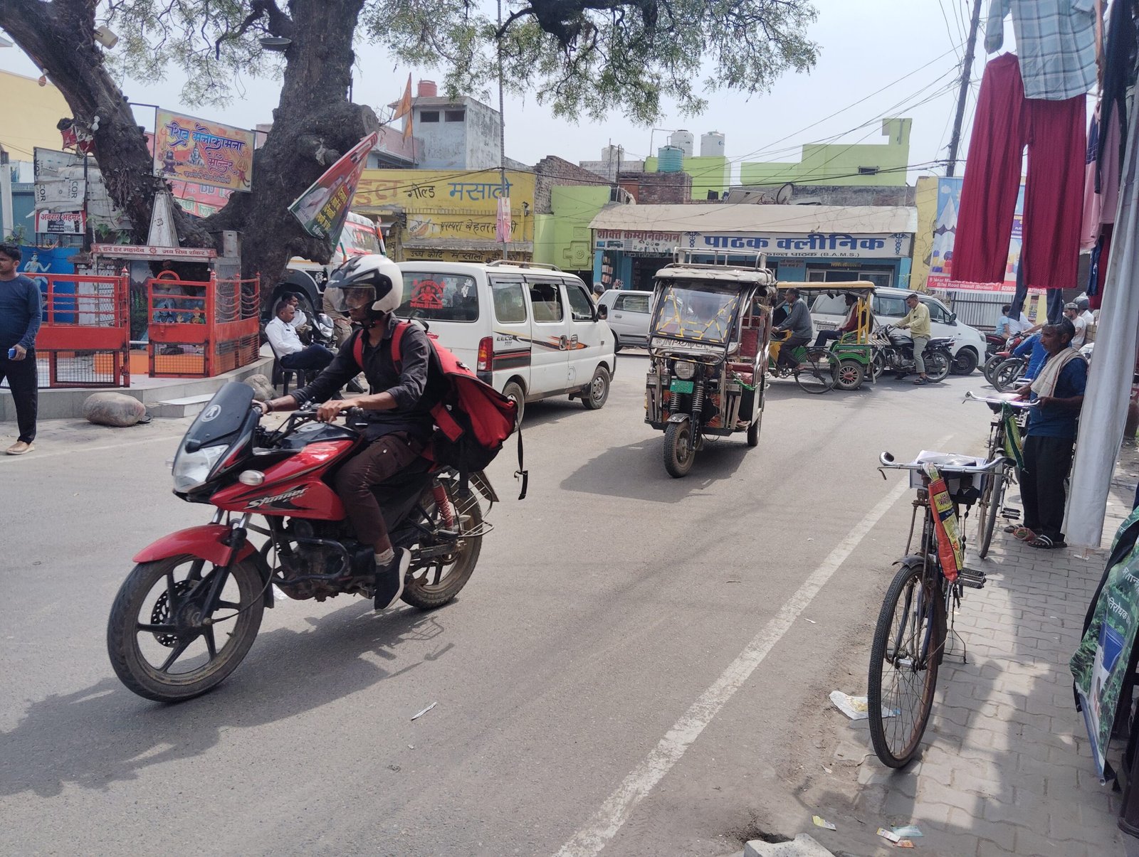 बिसौली के दबतोरी रोड चौराहे पर लगा जाम, पुलिस बनी रही मूकदर्शक खबर: