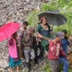 चमोली: पहाड़ों में स्वास्थ्य सेवाओं की बदहाली, गर्भवती को डांडी के सहारे 6 किमी पैदल ले गए ग्रामीण d 6 (12)